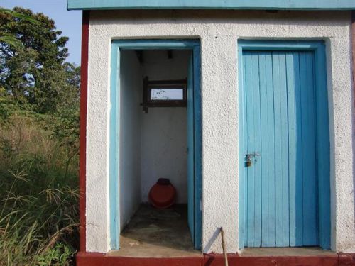 ウガンダの典型的な入浴場所で、協力隊員の大半がこのパターンです