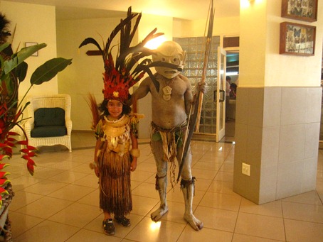 チンブー地方の部族衣装とマッドマン