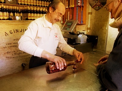 小さなカップに入れられた、ジンジーニャ