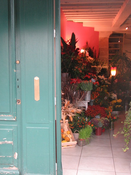 店内は赤い色目でドアの緑と相性抜群
