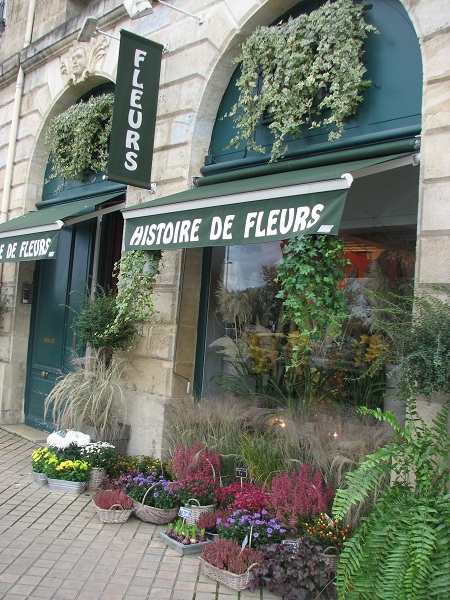 店先はお花であふれかえっています