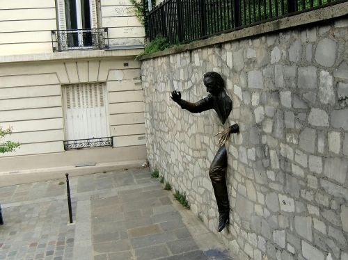 パリを歩いていると、壁から、にゅっと現れる人に出会いました。