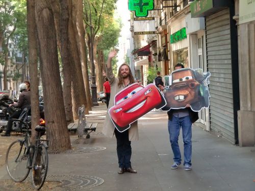 道で遊んでいた男の人たち。陽気で楽しい雰囲気と別れるのがつらい。