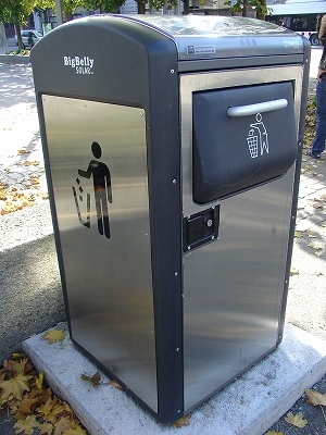 重さ８０ｋｇほどのこのエコなゴミ箱に、ゴミを捨ててみたかったのですが圧縮作業中で使用できませんでした。残念。