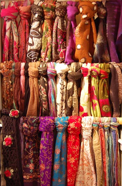 店頭にならぶ、ストール。