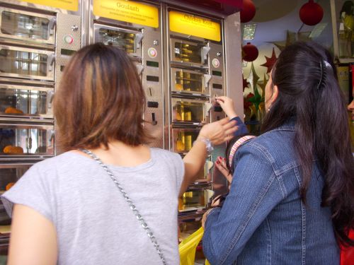 サンパウロのヴィンチシンコ・デ・マルソ通りにある、ブラジルで数少ないオランダ起源のスナック自動販売機