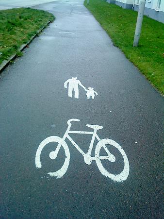少し郊外に行くと、歩道と自転車道が共通になった道路もあります。