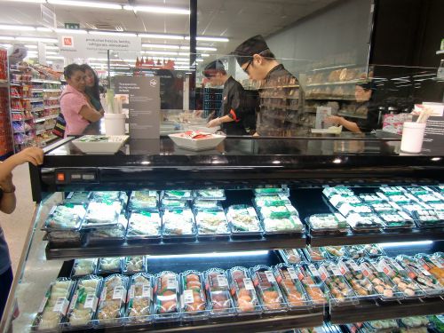  フランスの大型スーパー「カルフール」のお弁当コーナー