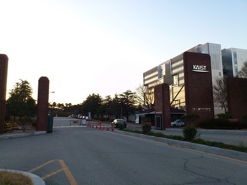 夕闇に輝くKAISTの文字（後門）