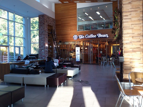 国際交流センター内にはコーヒーチェーン店も