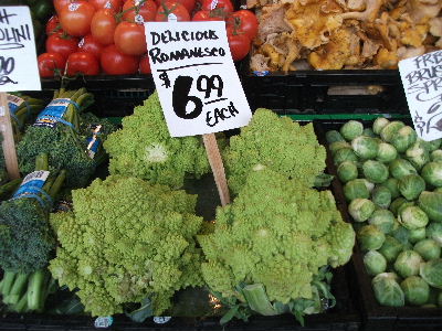 新鮮な野菜や果物、魚介類が並ぶマーケット