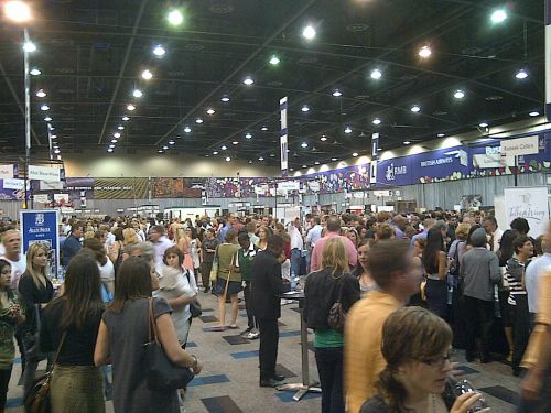 会場の様子。数え切れないほどのワイナリーが出店していました。