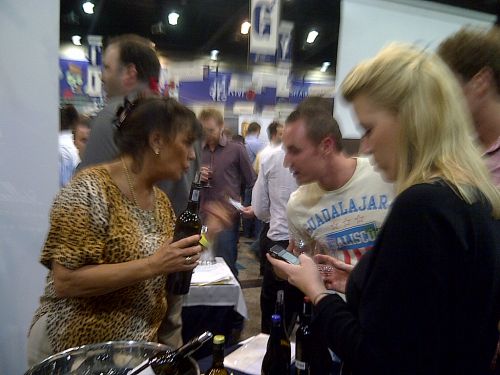 普段はワイナリーの人々と直接話す機会は無いので、色々聞いてみるのも楽しいですね。