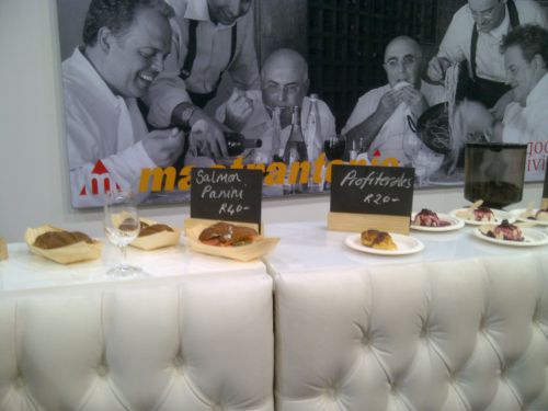 軽食コーナーもあり、有名レストランが一口サイズの食べ物を販売していました。