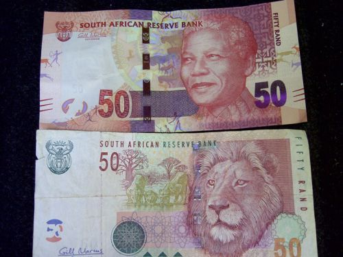 新旧５０ランド札（約500円）を並べてみました。上・新札/下・旧札