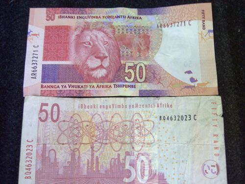 色使いは似ていますが、デザインがけっこう変化しています。