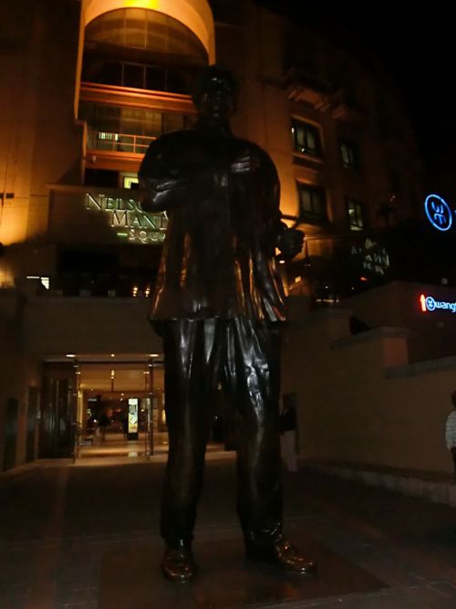 ヨハネスブルグ・サントン市内のモール(ネルソン・マンデラ・スクエア)にある、マンデラ元大統領の銅像