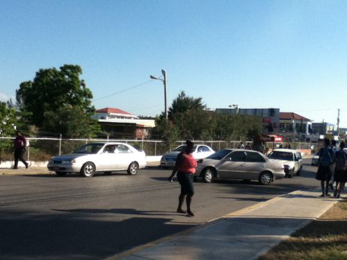 道を行く車は、日本の中古車がほとんど