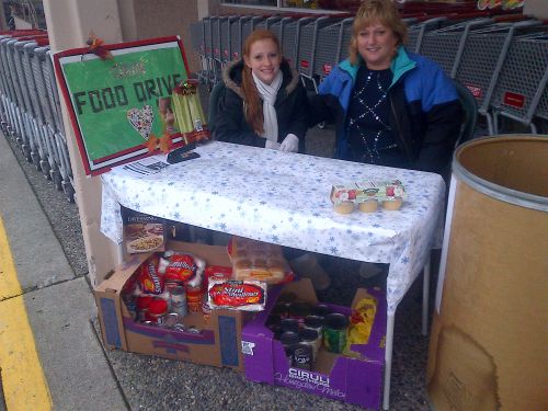 Open Arms International Ministriesという教会の活動として、感謝祭用のFood Driveを開催していたローリさん（右）とシャウナさん（左）。ローリさんの家庭では日本人宣教師をホームステイさせたこともあるそうです