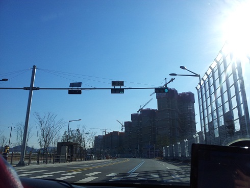 中央分離帯部分がバス停になっている（韓国は右側通行）