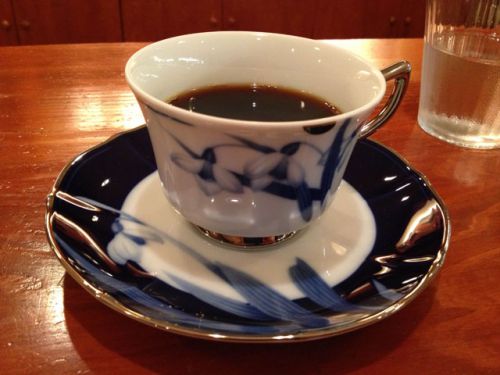 濃く青い花がレトロな雰囲気