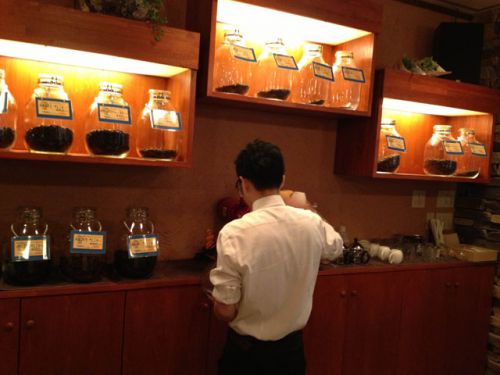 一人で店を切り盛りするマスター