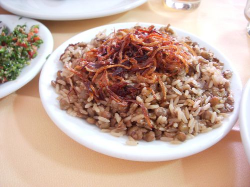 サンパウロのアラブ料理店でおなじみのレンズ豆の炊き込みご飯（フライドオニオンをのせるのがポイント）