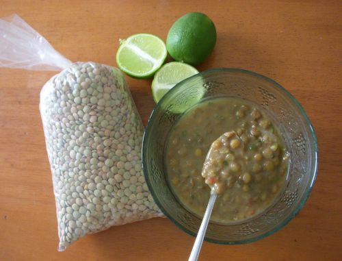中東風のレンズ豆のスープ料理はライム（ブラジルのレモン）をかける。