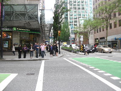 広い専用道路なのでサイクリストも安心（グリーンの幅分が自転車用）