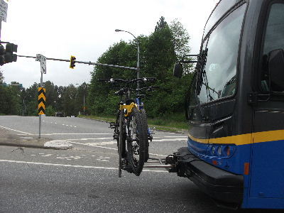バスに自転車ラックもついている