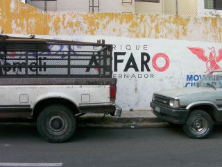 壁に残された知事候補の名前。。。さみしい。