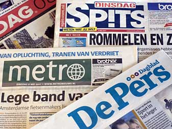 左の２紙が、廃刊になったタブロイド版。