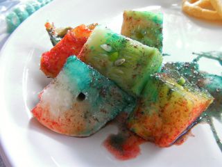 青いのは、青い黒イチゴパウダーをかけたから。