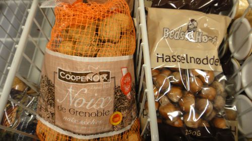 左はネットに入った１キロのクルミ、右はヘーゼルナッツ