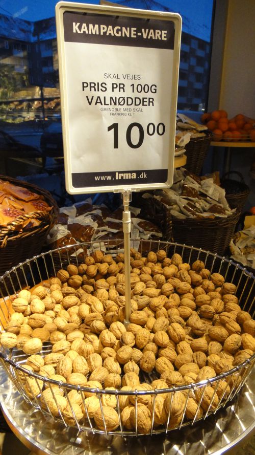 こちらのスーパーでもくるみの量り売り