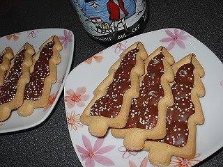 クリスマスをモチーフとしたお菓子もスーパーマーケットの棚に並びます。