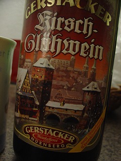 暖かいホットワインもクリスマスになくてはならない飲み物。画像はドイツのチェリー味ホットワイン！