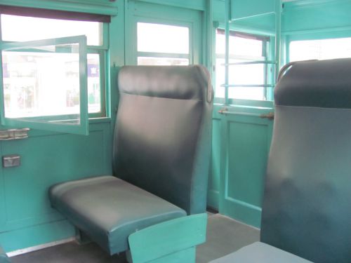 後ろの車両の中