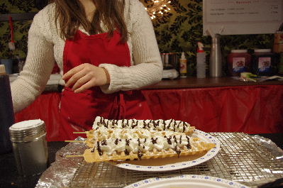 串に刺したワッフル。人を入れたので、大きさがわかるでしょうか。