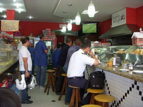 12日のアル・アハリ（エジプト）対コリンチャンス戦をバールのテレビで見守る男性たち