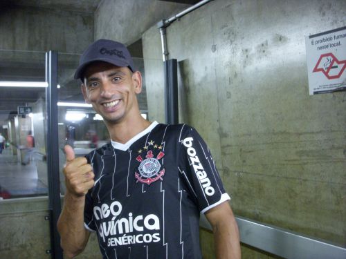 12日にコリンチャンスのユニフォームを着て歩いていた男性