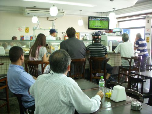 12日のアル・アハリ（エジプト）対コリンチャンス戦をバールのテレビで見守る人たち