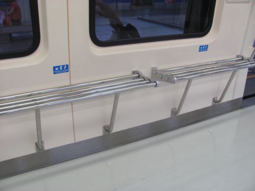 日本ではあまり見かけない荷物置きの棚