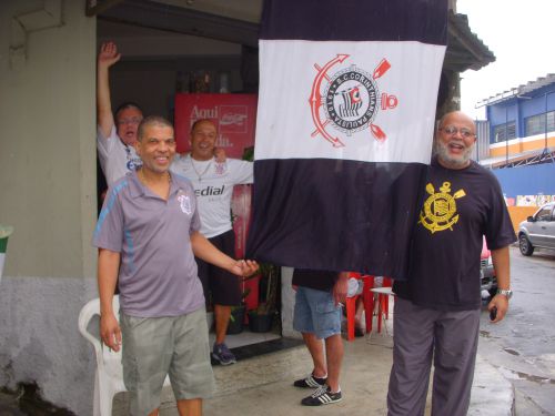 優勝を喜ぶコリンチャンスファンのブラジルの人々