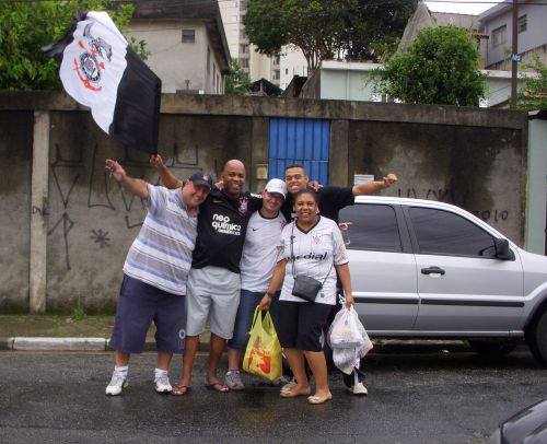 コリンチャンス優勝パーティーのための買い物袋を持つ家族や仲間