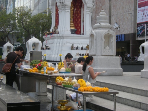 お参りする人たちが供えて行ったプアン・マーライ