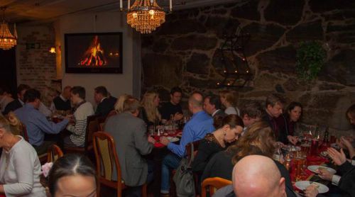 皆さん楽しそうに食べています。これこそがスウェーデン風の「忘年会」なのでしょうか？