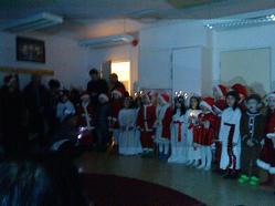 今年学校で行われたルシア祭の様子、子ども達がサンタクロースやペッパルカーカマン（ペッパルカーカとはクリスマスを代表するジンジャークッキー）、ルシアの白い服を扮装しています。