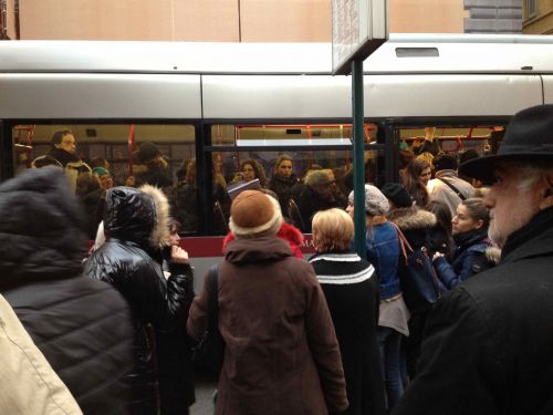 来るバス、来るバス、全て超満員