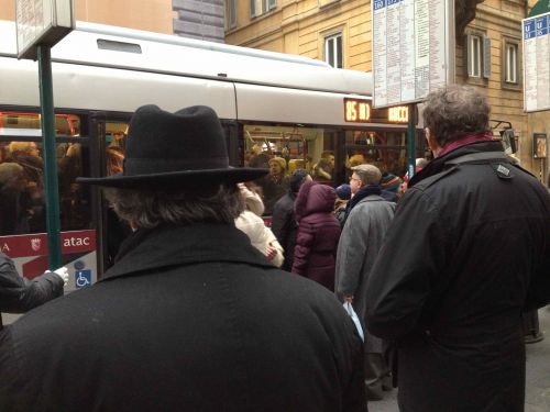 もしかしたら次のバスは空いてるかもと期待しますが。。。